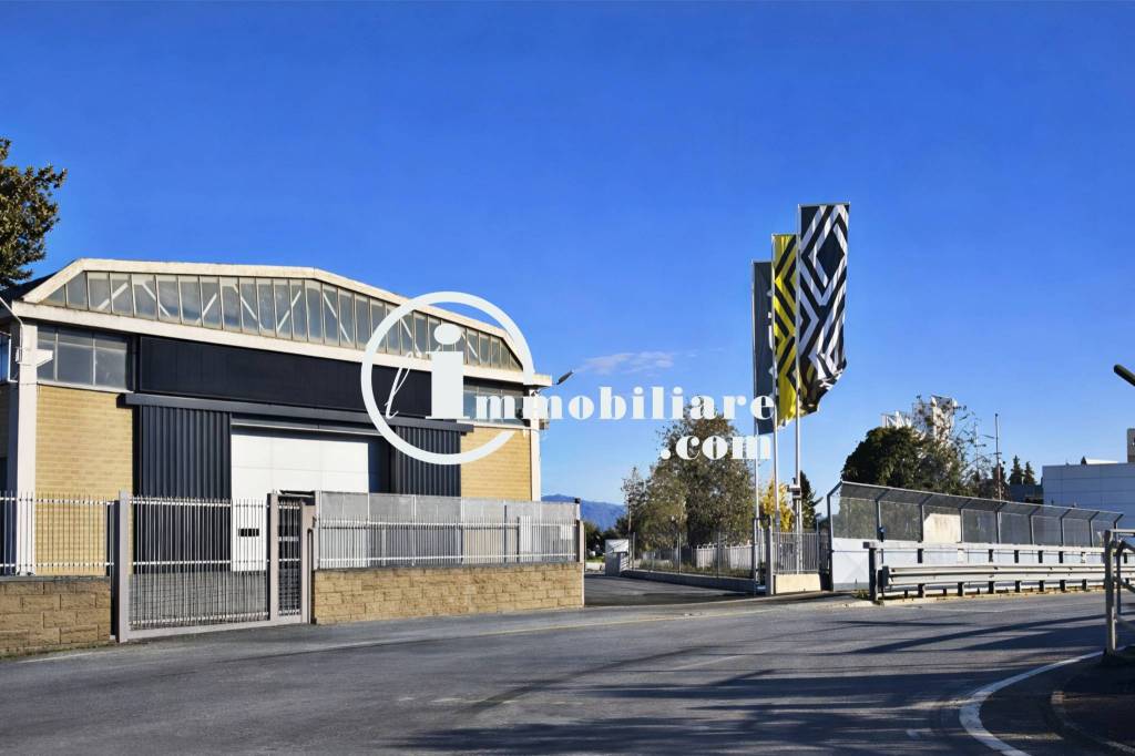 locale commerciale in vendita a Roma in zona San Basilio