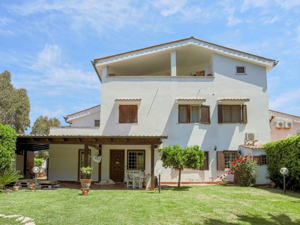 casa indipendente in vendita a Roma in zona Casal Palocco