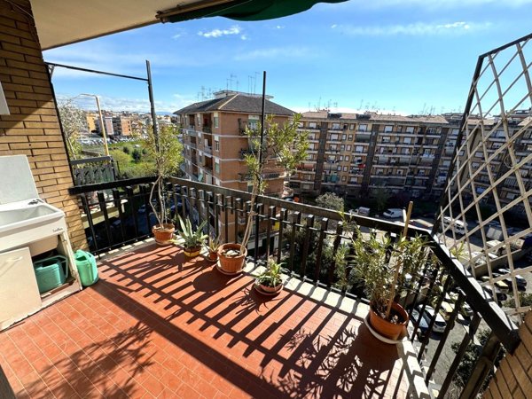appartamento in vendita a Roma in zona Torre Spaccata