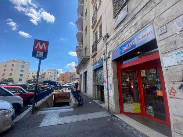 negozio in vendita a Roma in zona Appio Latino