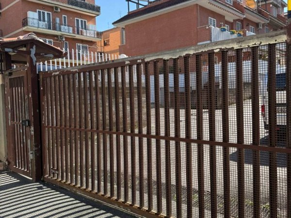 locale commerciale in vendita a Roma in zona Casalotti