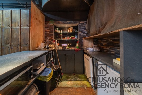 locale commerciale in vendita a Roma in zona Tuscolano