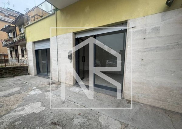 negozio in vendita a Roma in zona Torre Maura