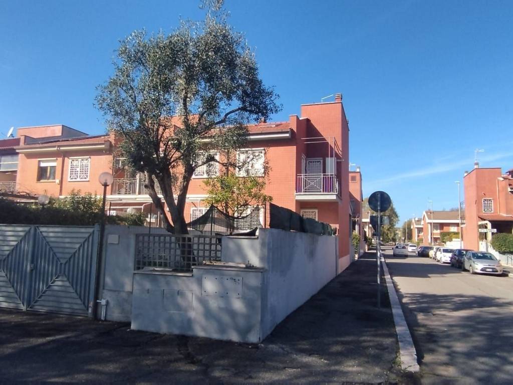casa indipendente in vendita a Roma in zona Vitinia