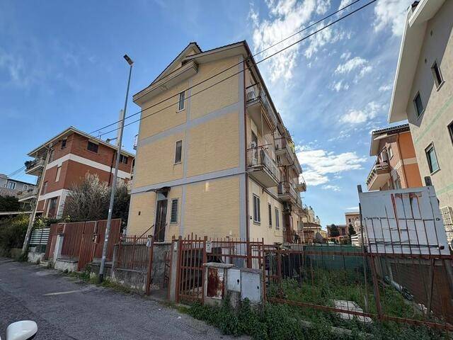 appartamento in vendita a Roma in zona Lunghezza