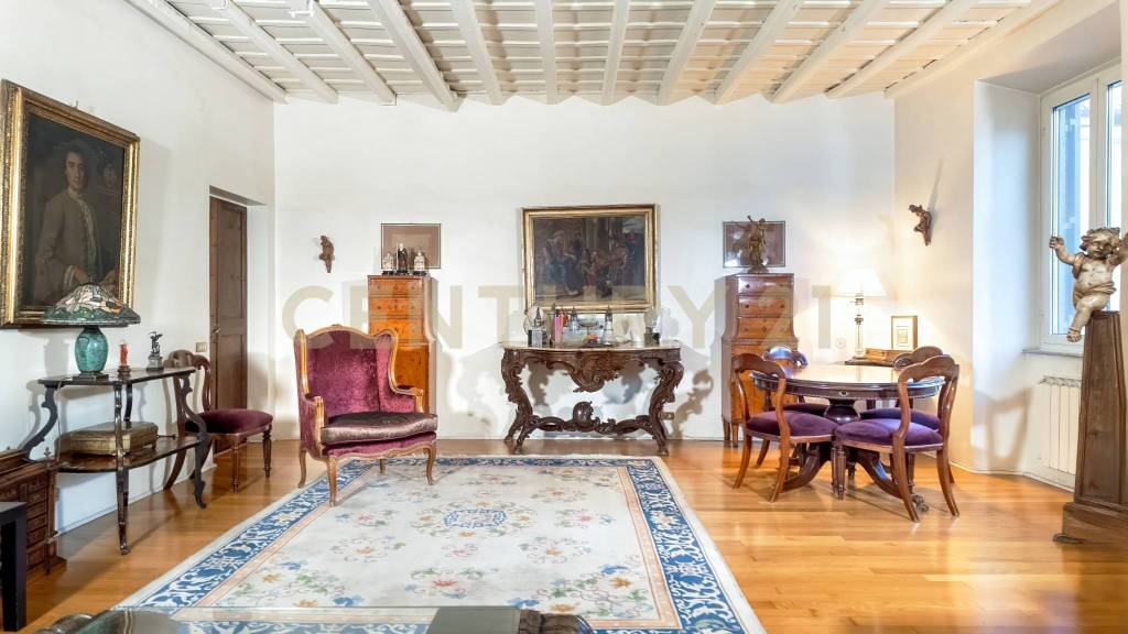 appartamento in vendita a Roma in zona Trevi-Colonna