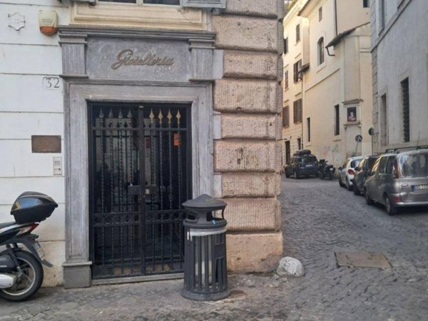 negozio in vendita a Roma in zona Rione Regola