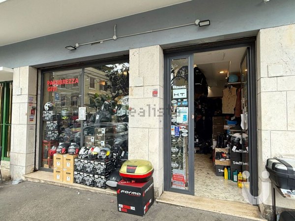 locale commerciale in vendita a Roma in zona Appio Latino