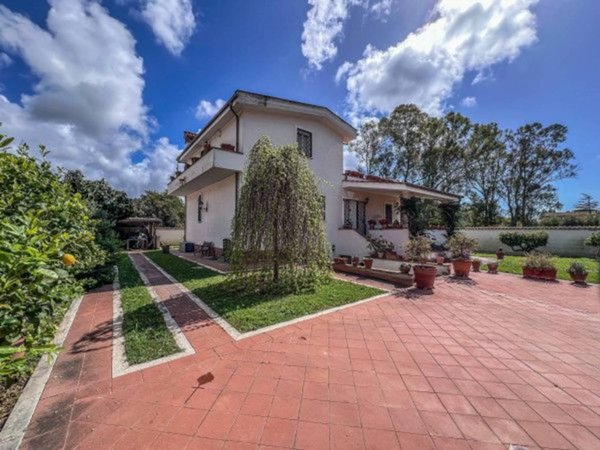 casa indipendente in vendita a Roma in zona Casal Palocco