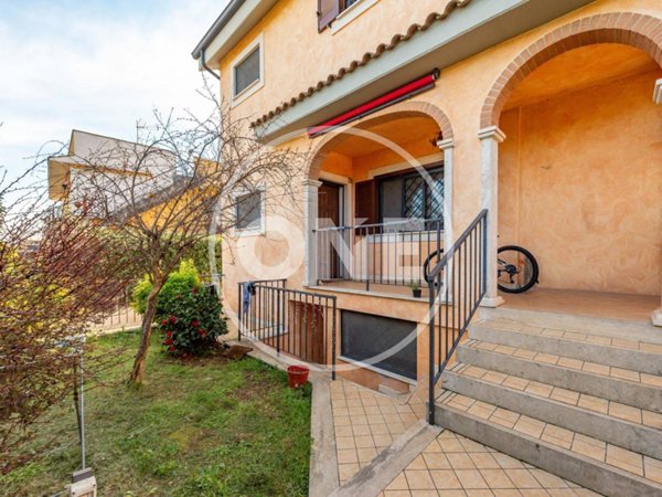 casa indipendente in vendita a Roma in zona Lunghezza