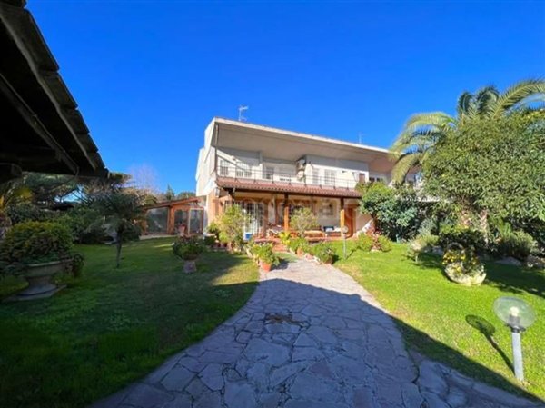 casa indipendente in vendita a Roma in zona Casal Palocco