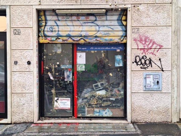 locale commerciale in vendita a Roma in zona Tuscolano