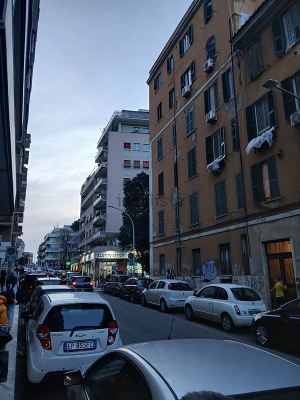 locale commerciale in vendita a Roma in zona Tuscolano