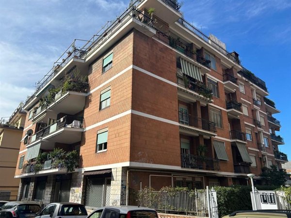 appartamento in vendita a Roma in zona Ostiense