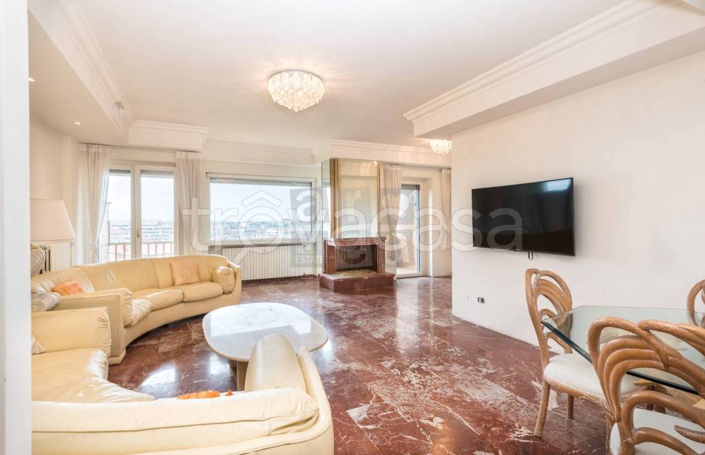 appartamento in vendita a Roma in zona EUR