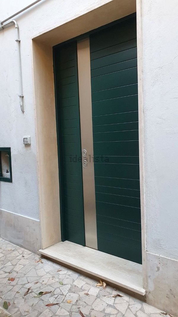 locale commerciale in vendita a Roma in zona Appio Claudio