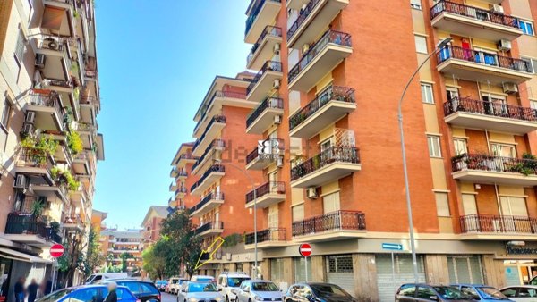 locale commerciale in vendita a Roma in zona Appio Latino
