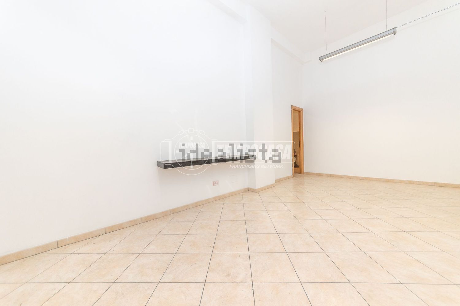 negozio in vendita a Roma in zona Appio Claudio