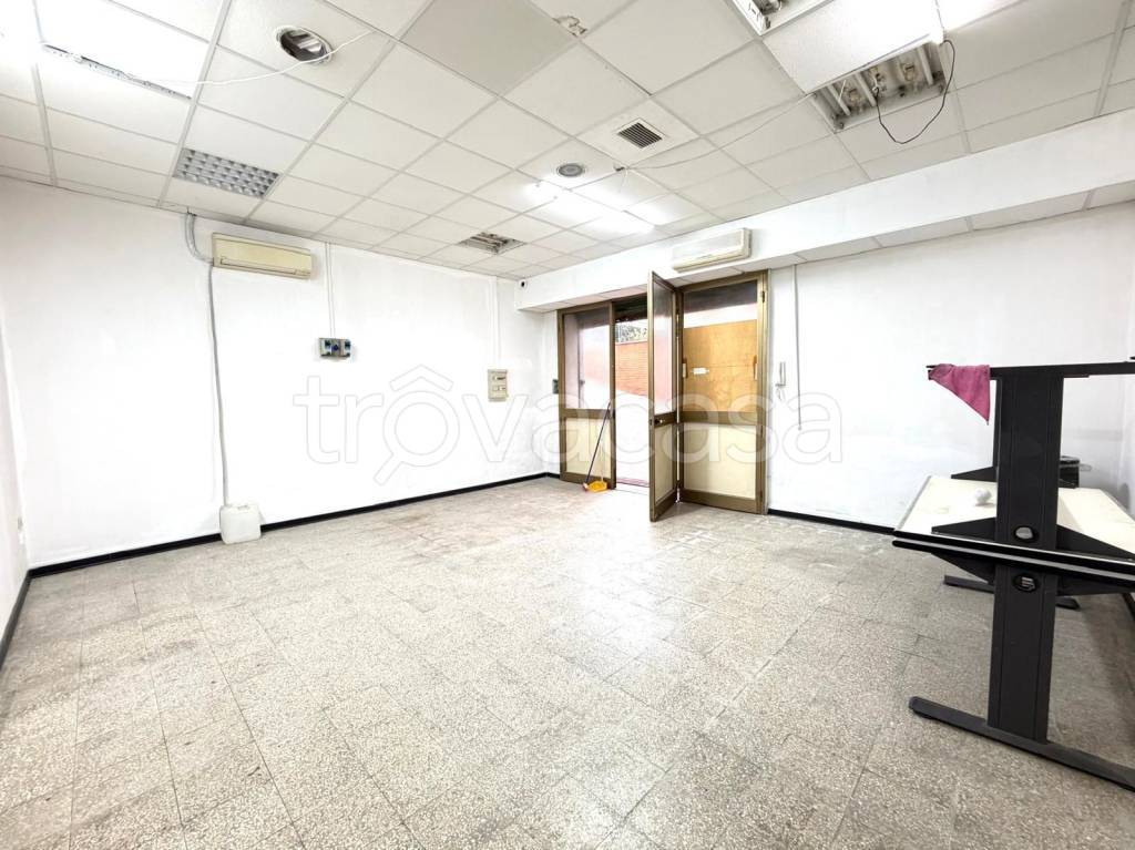 negozio in vendita a Roma in zona Massimina/Casal Lumbroso