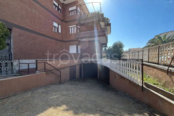 locale commerciale in vendita a Roma in zona Acilia