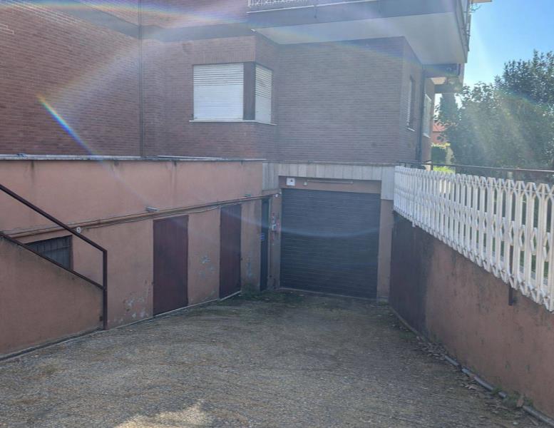 locale commerciale in vendita a Roma in zona Acilia