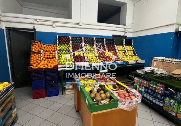 negozio in vendita a Roma in zona San Basilio