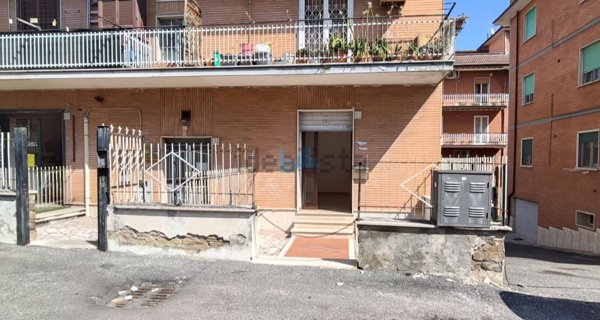 locale commerciale in vendita a Roma in zona Tor Bella Monaca