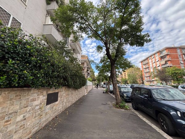 negozio in vendita a Roma in zona Appio Claudio