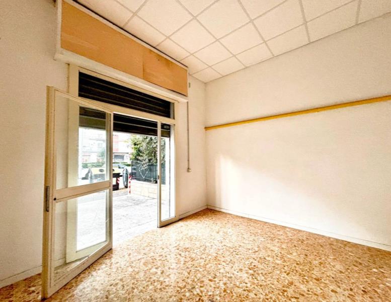locale commerciale in vendita a Roma in zona Appio Claudio