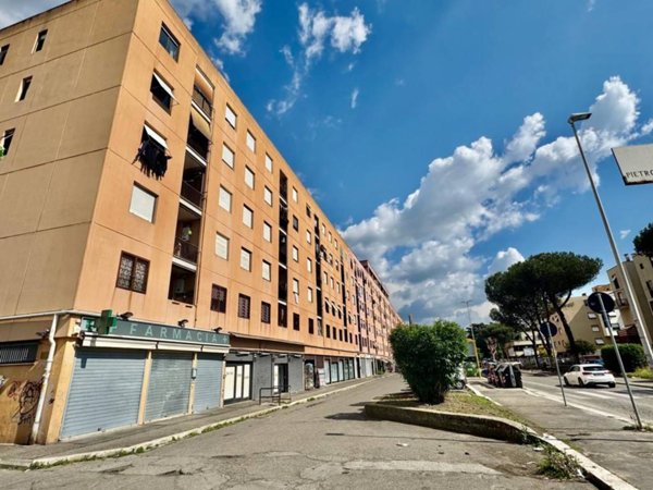 appartamento in vendita a Roma in zona Torre Angela