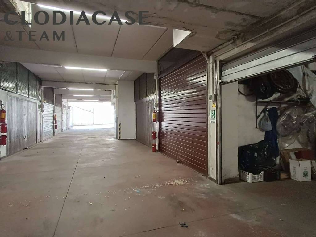 locale commerciale in vendita a Roma in zona Appio Latino