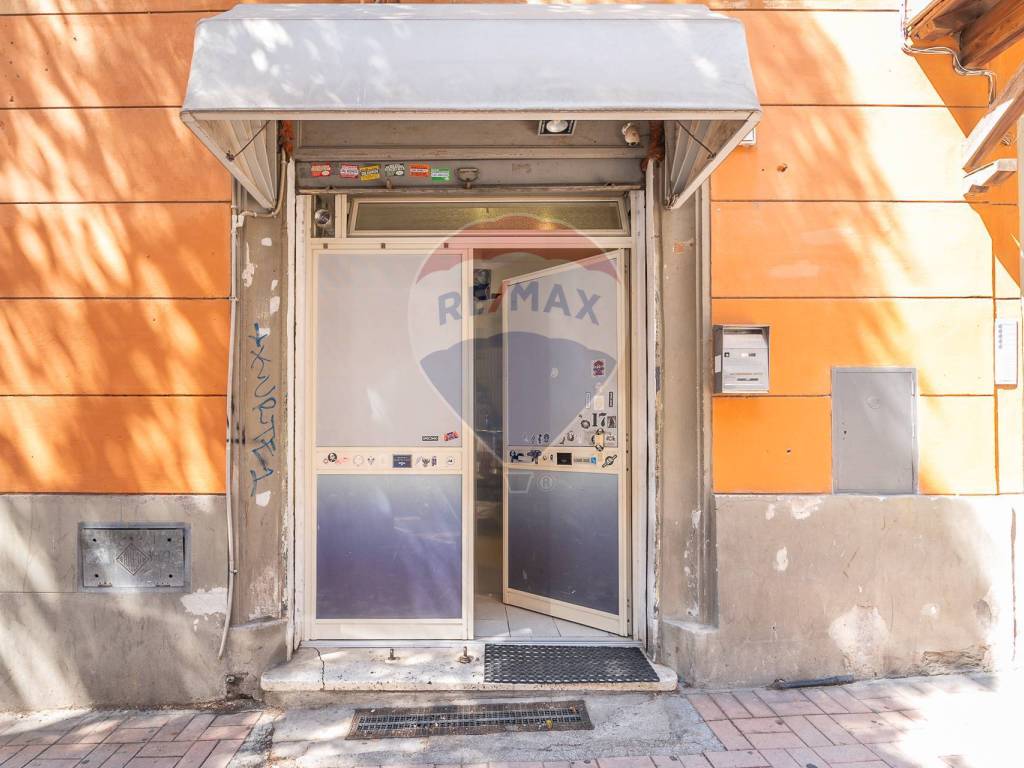 negozio in vendita a Roma in zona Tuscolano
