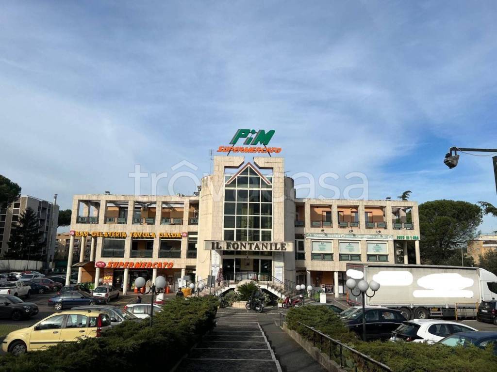 locale commerciale in vendita a Roma in zona Torrevecchia