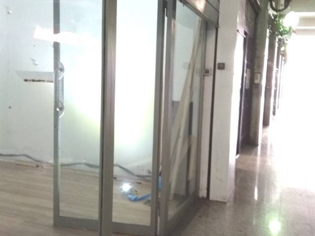 negozio in vendita a Roma in zona Cinecittà