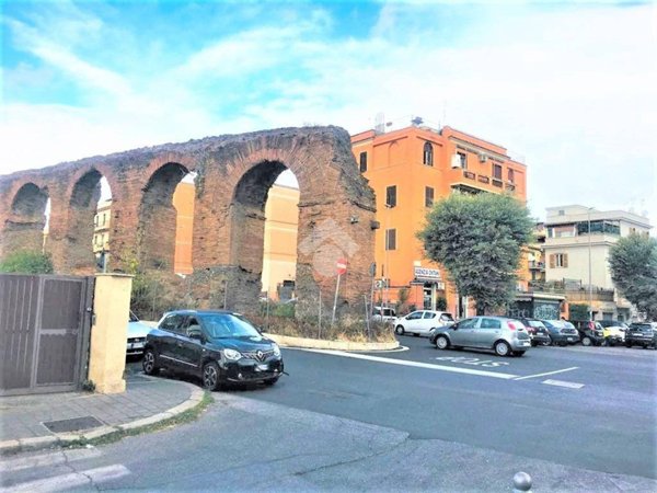 locale commerciale in vendita a Roma in zona Prenestino-Centocelle