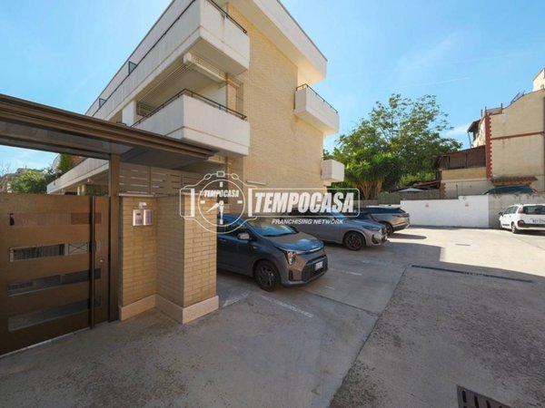 appartamento in vendita a Roma in zona Tomba di Nerone