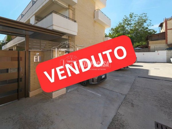 appartamento in vendita a Roma in zona Tomba di Nerone