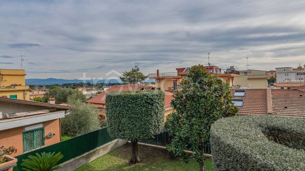 appartamento in vendita a Roma in zona Tomba di Nerone
