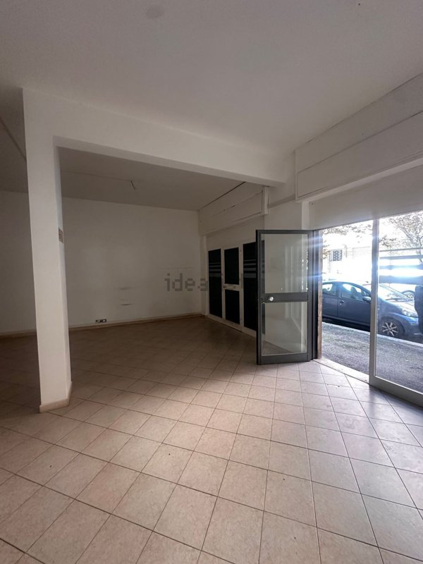 negozio in vendita a Roma in zona Portuense