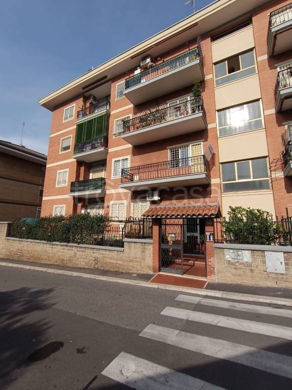 appartamento in vendita a Roma in zona Torre Spaccata