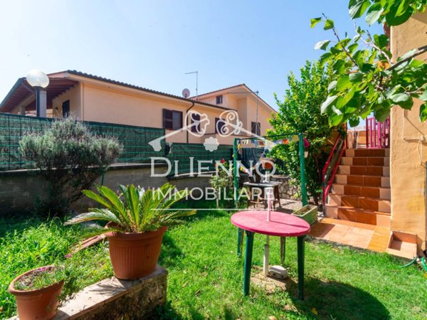 appartamento in vendita a Roma in zona Valle Muricana