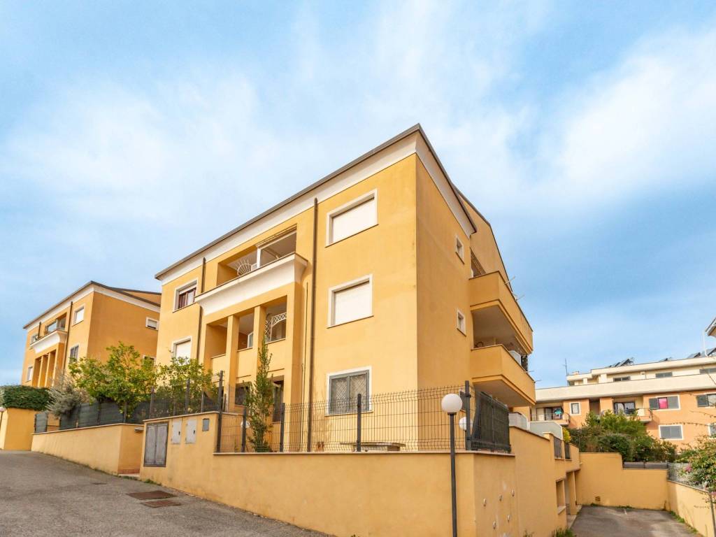 appartamento in vendita a Roma in zona Castelverde