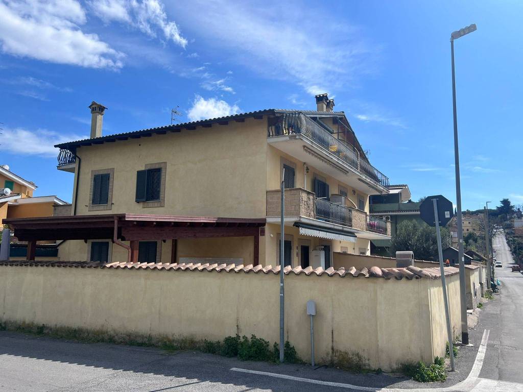 appartamento in vendita a Roma in zona Selva Candida