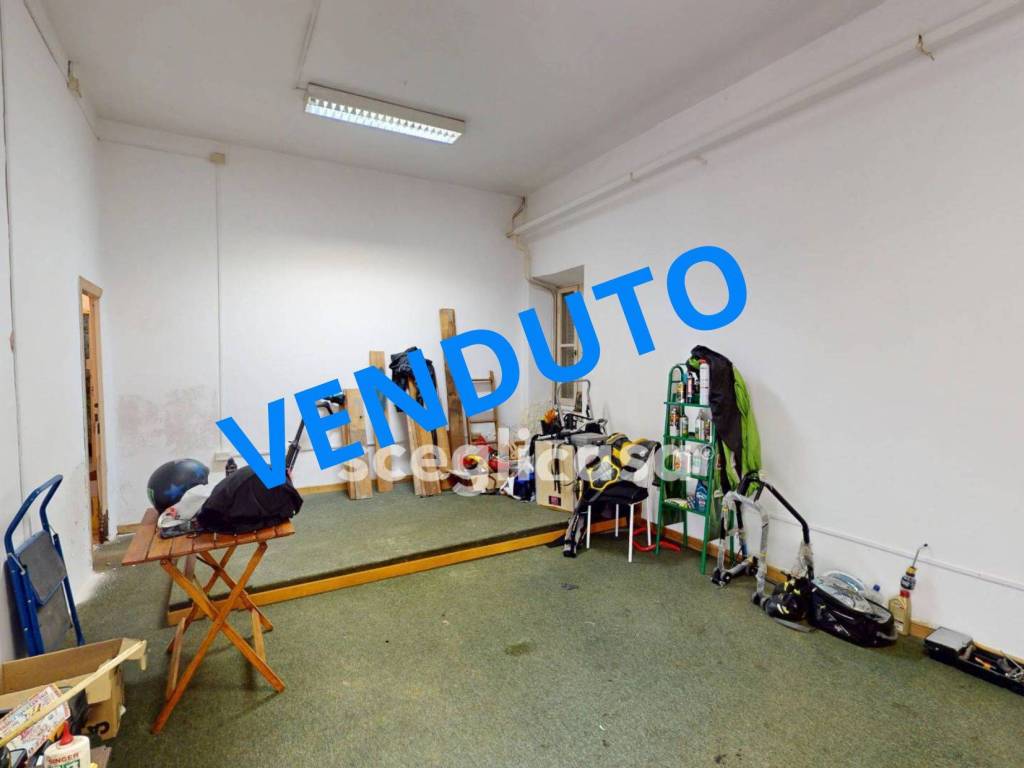 negozio in vendita a Roma in zona Magliana Vecchia