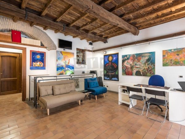 negozio in vendita a Roma in zona Rione Regola