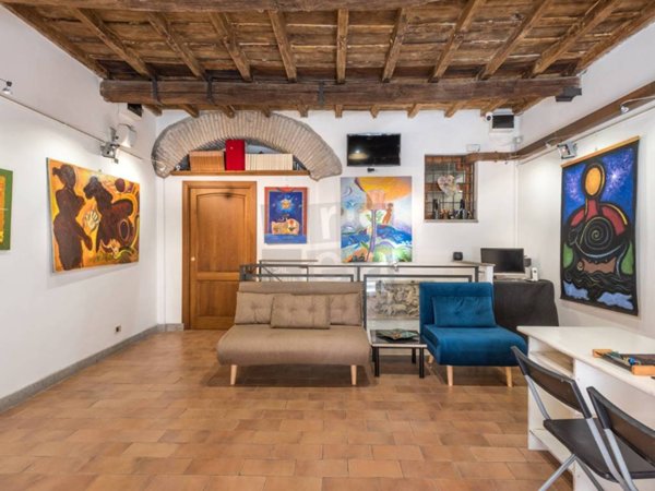 negozio in vendita a Roma in zona Rione Regola