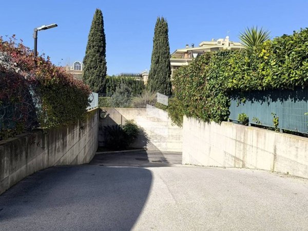 locale commerciale in vendita a Roma in zona Mezzocammino