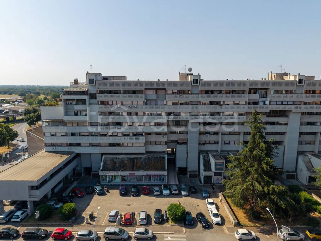 negozio in vendita a Roma in zona Spinaceto