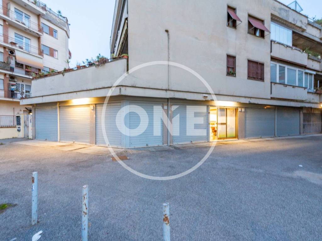negozio in vendita a Roma in zona Cinecittà