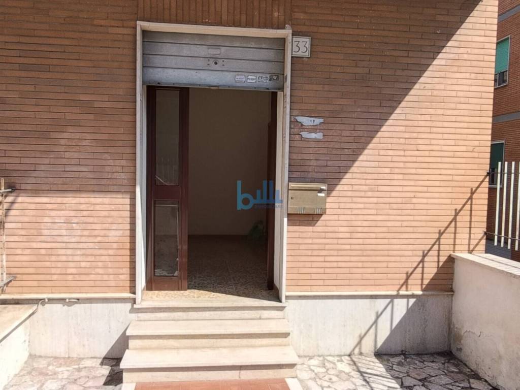 negozio in vendita a Roma in zona Tor Bella Monaca